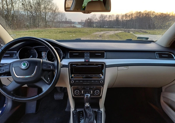 Skoda Superb cena 31900 przebieg: 271000, rok produkcji 2012 z Reda małe 379